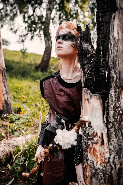 Menina Trajes Étnicos Escandinavos Floresta — Fotografia de Stock