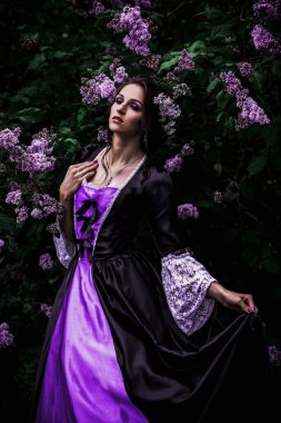 Siyah ve mor barok elbiseli bayan.