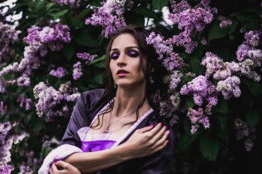 Siyah ve mor barok elbiseli bayan.