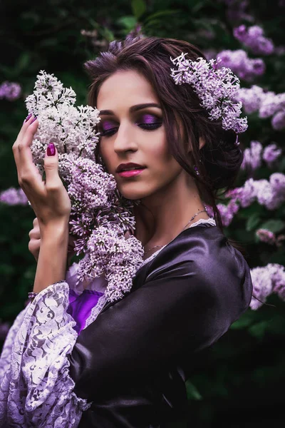 Senhora Vestido Barroco Preto Roxo — Fotografia de Stock