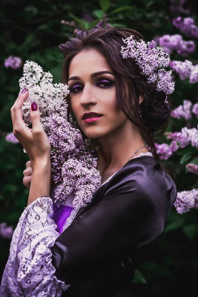 Senhora Vestido Barroco Preto Roxo — Fotografia de Stock