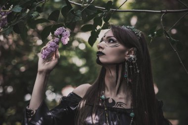 Gotik kasvetli görünümlü, leylak rengi bir kız.