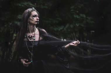 Gotik kasvetli görünümlü, leylak rengi bir kız.