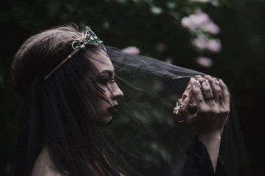 Gotik kasvetli görünümlü, leylak rengi bir kız.