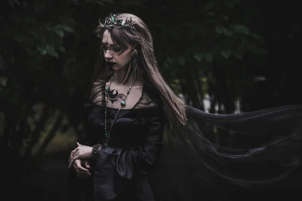 Gotik Kasvetli Görünümlü Leylak Rengi Bir Kız — Stok fotoğraf