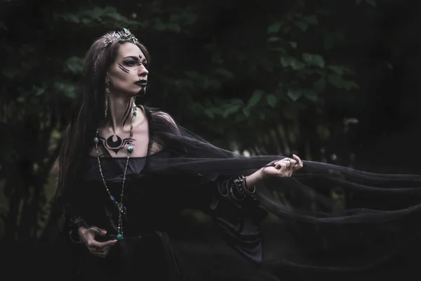 Gotik kasvetli görünümlü, leylak rengi bir kız.