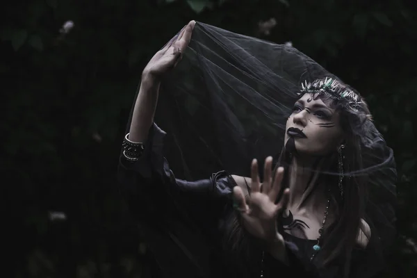 Meisje Een Gotische Sombere Afbeelding Een Lila — Stockfoto