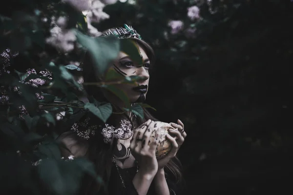 Fille Dans Une Image Sombre Gothique Dans Lilas — Photo