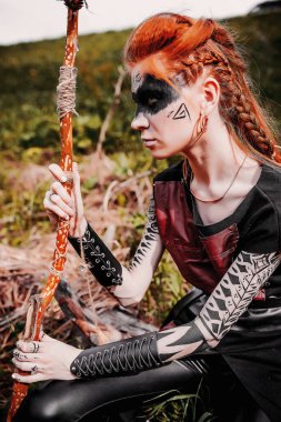 Ormanda etnik İskandinav kostümlü bir kız.