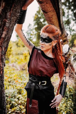 Ormanda etnik İskandinav kostümlü bir kız.