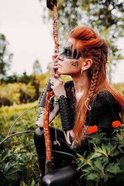 Ormanda etnik İskandinav kostümlü bir kız.