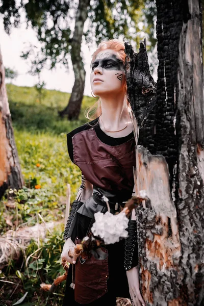 Κορίτσι Εθνική Σκανδιναβική Ενδυμασία Στο Δάσος — Φωτογραφία Αρχείου
