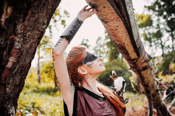 Chica Traje Escandinavo Étnico Bosque —  Fotos de Stock