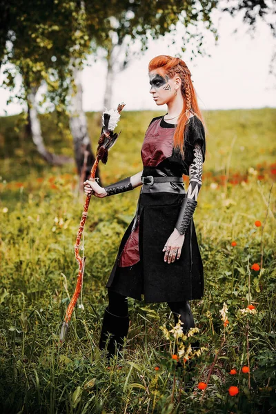 Menina Trajes Étnicos Escandinavos Floresta — Fotografia de Stock