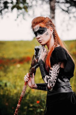 Ormanda etnik İskandinav kostümlü bir kız.