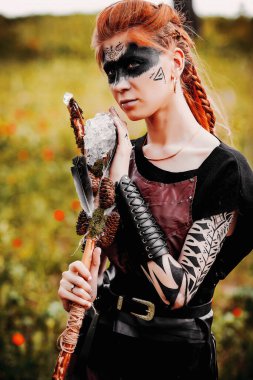 Ormanda etnik İskandinav kostümlü bir kız.