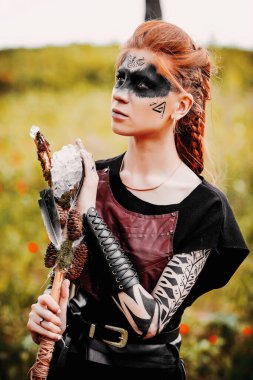 Ormanda etnik İskandinav kostümlü bir kız.