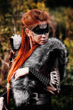 Ormanda etnik İskandinav kostümlü bir kız.