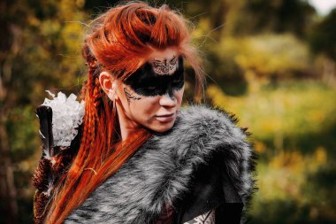 Ormanda etnik İskandinav kostümlü bir kız.