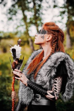 Ormanda etnik İskandinav kostümlü bir kız.