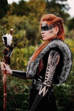 Ormanda etnik İskandinav kostümlü bir kız.