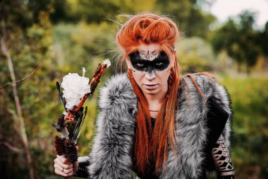 Ormanda etnik İskandinav kostümlü bir kız.