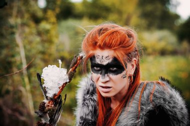 Ormanda etnik İskandinav kostümlü bir kız.