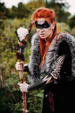 Ormanda etnik İskandinav kostümlü bir kız.