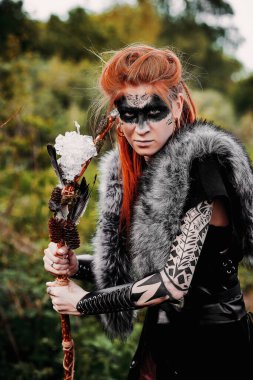 Ormanda etnik İskandinav kostümlü bir kız.