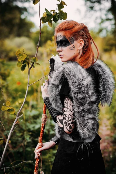 Menina Trajes Étnicos Escandinavos Floresta — Fotografia de Stock