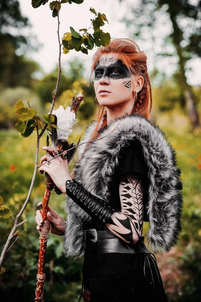 Menina Trajes Étnicos Escandinavos Floresta — Fotografia de Stock