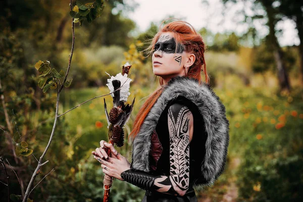 Menina Trajes Étnicos Escandinavos Floresta — Fotografia de Stock