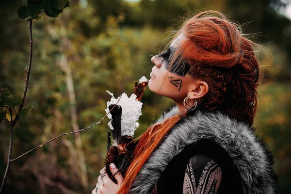 Dívka Etnickém Skandinávském Kostýmu Lese — Stock fotografie