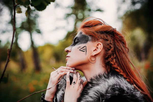 Ormanda Etnik Skandinav Kostümlü Bir Kız — Stok fotoğraf