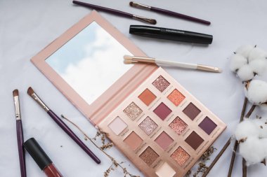 Beyaz arkaplanda kozmetik seti