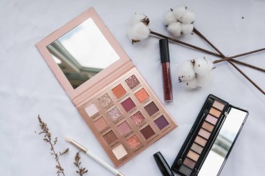 Beyaz arkaplanda kozmetik seti