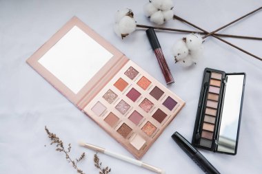 Beyaz arkaplanda kozmetik seti