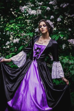Siyah ve mor barok elbiseli bayan.
