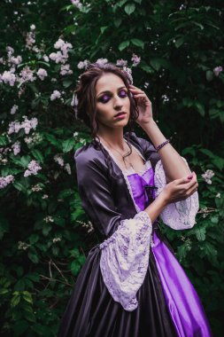 Siyah ve mor barok elbiseli bayan.