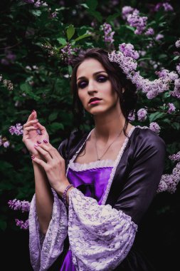 Siyah ve mor barok elbiseli bayan.