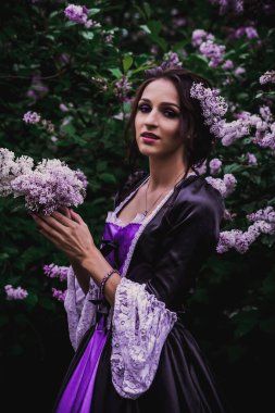 Siyah ve mor barok elbiseli bayan.