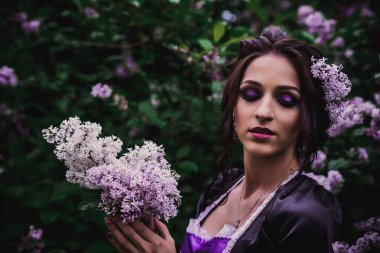 Siyah ve mor barok elbiseli bayan.