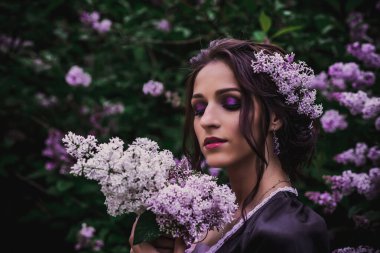 Siyah ve mor barok elbiseli bayan.