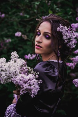 Siyah ve mor barok elbiseli bayan.