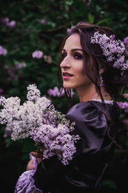 Siyah ve mor barok elbiseli bayan.