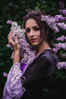 Siyah ve mor barok elbiseli bayan.