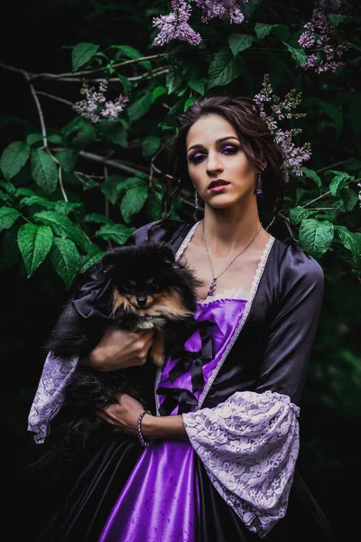黒と紫のバロックドレスの女性 — ストック写真