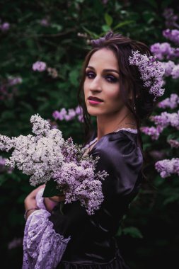 Siyah ve mor barok elbiseli bayan.