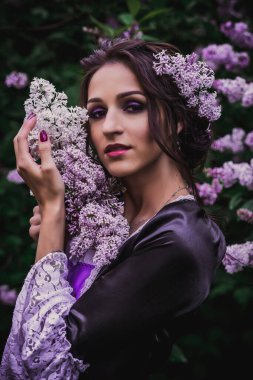 Siyah ve mor barok elbiseli bayan.