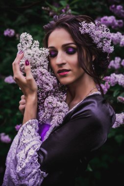 Siyah ve mor barok elbiseli bayan.